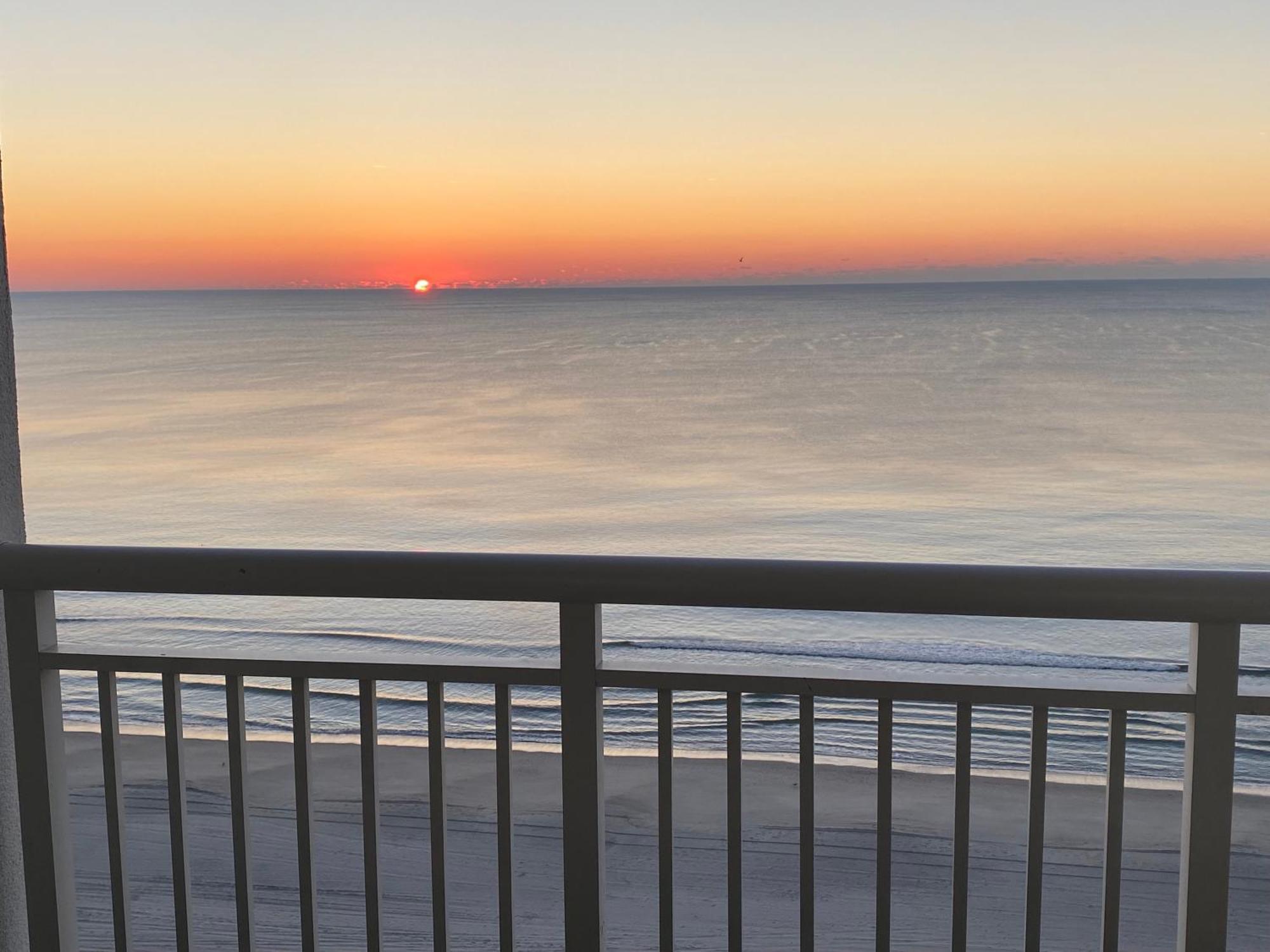 Camelot By The Sea Ocean Front Condo Миртъл Бийч Екстериор снимка